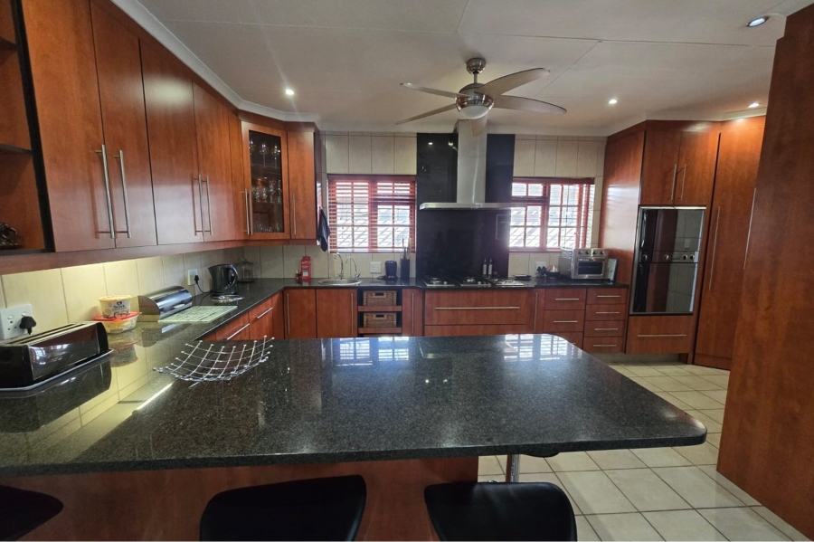 6 Bedroom Property for Sale in Sinoville Gauteng