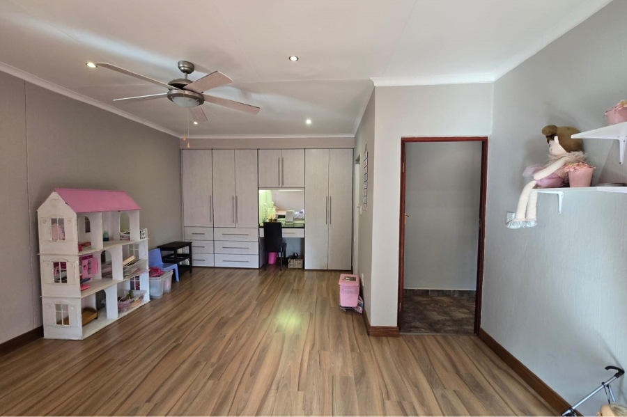 6 Bedroom Property for Sale in Sinoville Gauteng