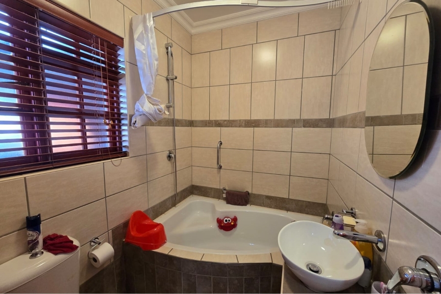 6 Bedroom Property for Sale in Sinoville Gauteng