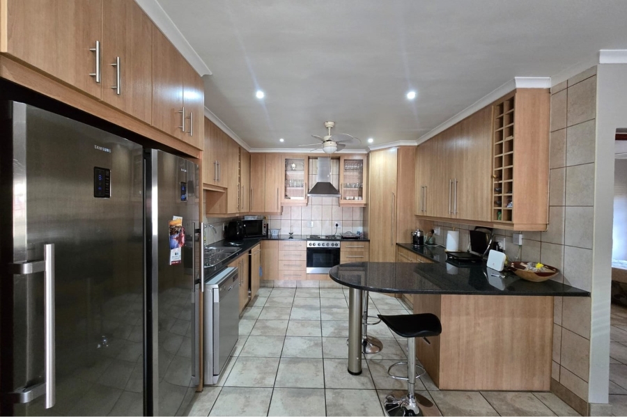 6 Bedroom Property for Sale in Sinoville Gauteng