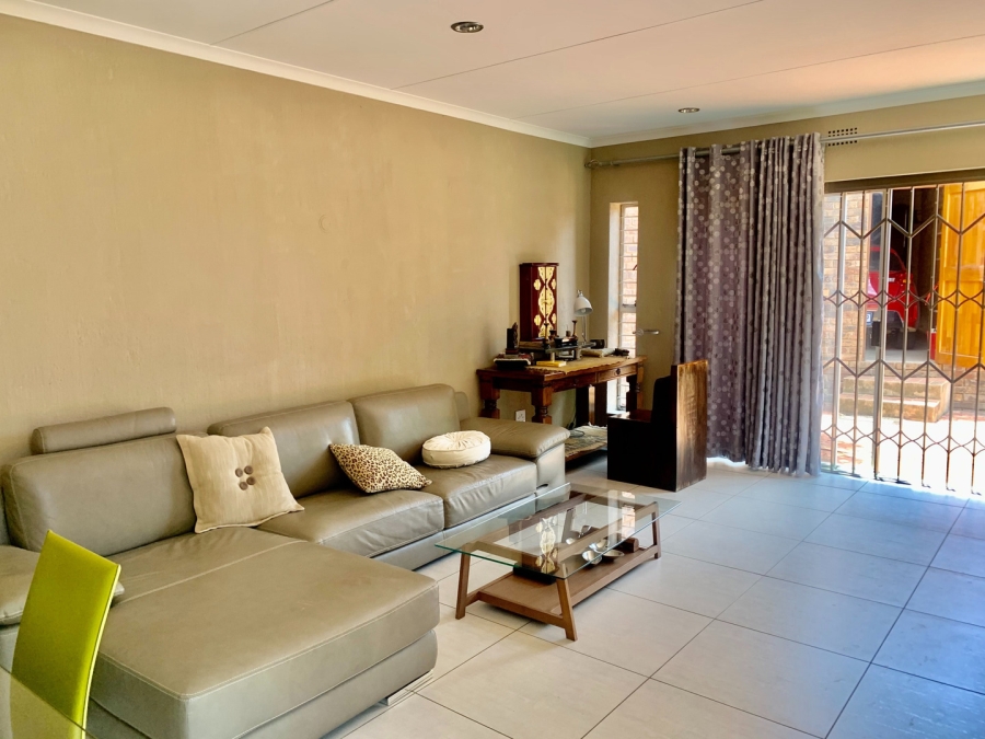 To Let 3 Bedroom Property for Rent in Sandown Gauteng