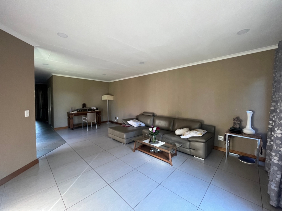 To Let 3 Bedroom Property for Rent in Sandown Gauteng