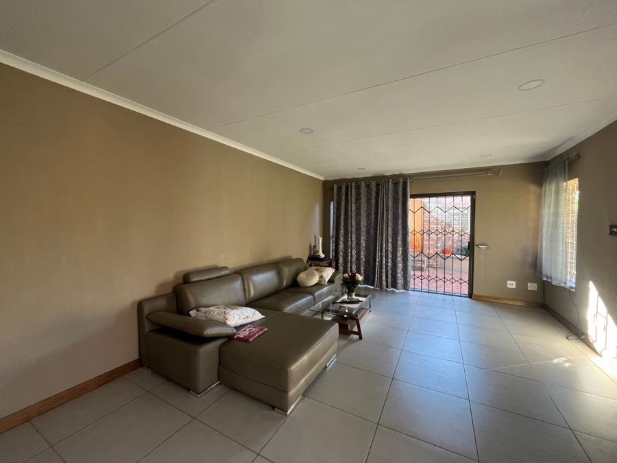 To Let 3 Bedroom Property for Rent in Sandown Gauteng