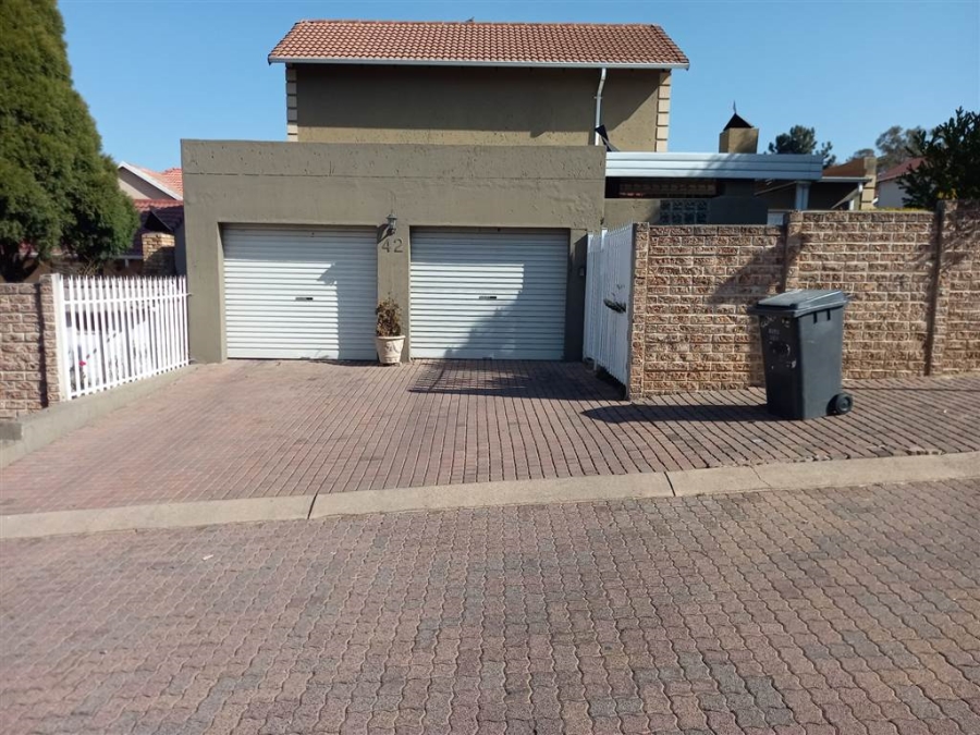 To Let 4 Bedroom Property for Rent in Buccleuch Gauteng