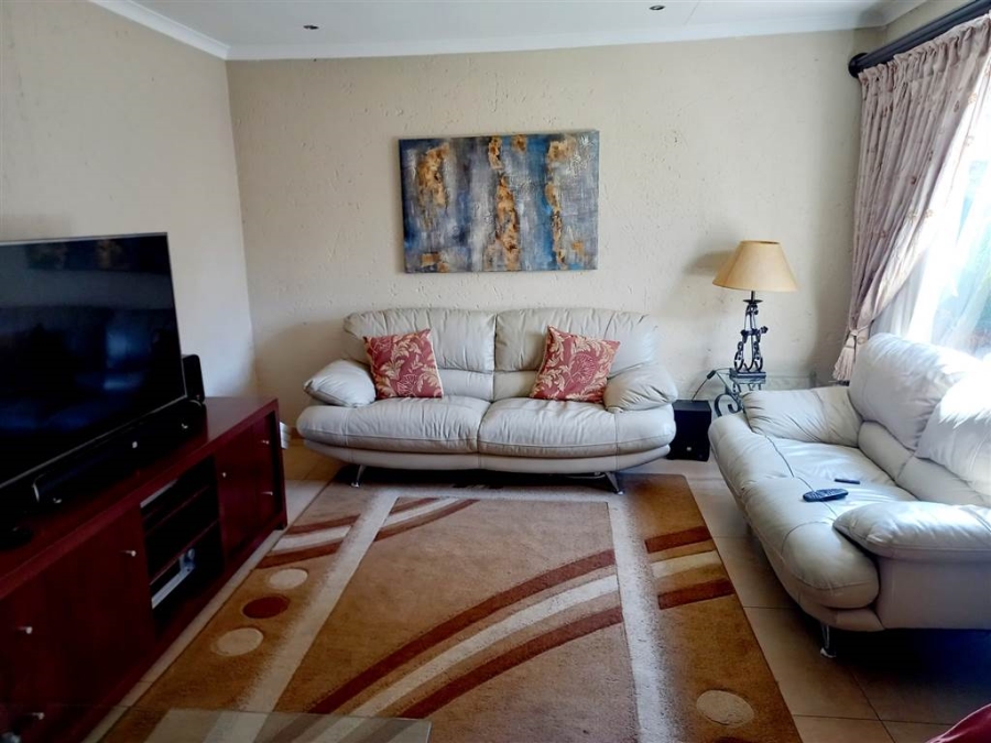 To Let 4 Bedroom Property for Rent in Buccleuch Gauteng