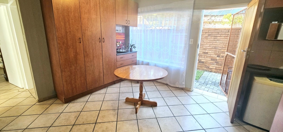 2 Bedroom Property for Sale in Die Hoewes Gauteng