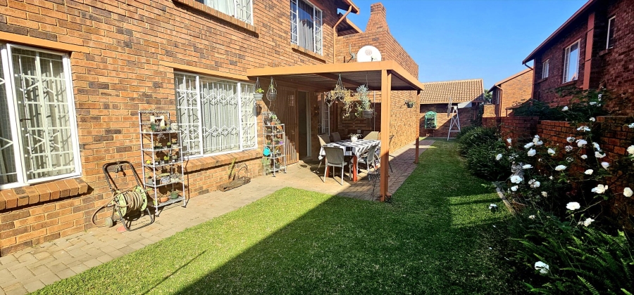 2 Bedroom Property for Sale in Die Hoewes Gauteng