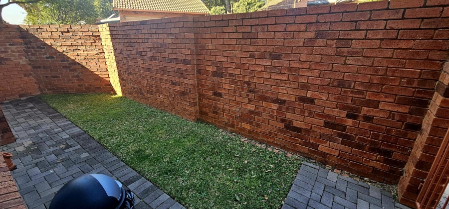 2 Bedroom Property for Sale in Die Hoewes Gauteng