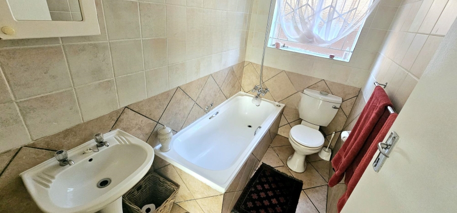 2 Bedroom Property for Sale in Die Hoewes Gauteng