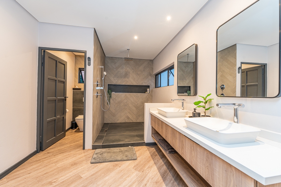 5 Bedroom Property for Sale in Constantia Kloof Gauteng
