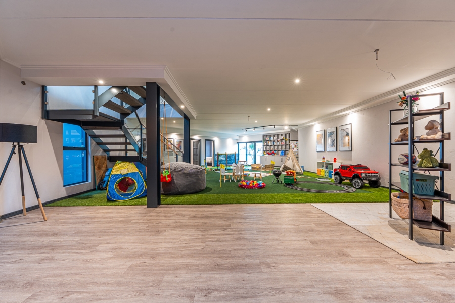 5 Bedroom Property for Sale in Constantia Kloof Gauteng