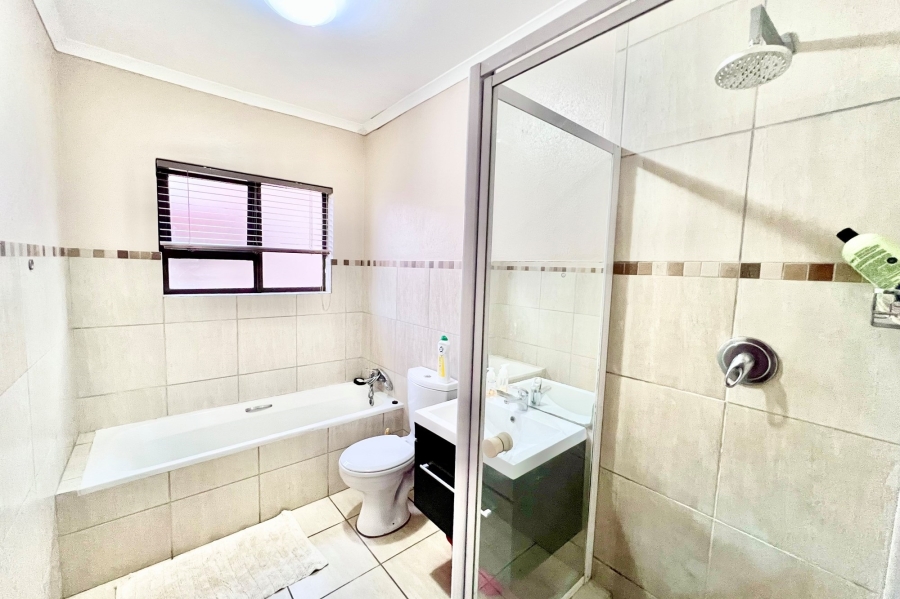 To Let 4 Bedroom Property for Rent in Noordwyk Gauteng