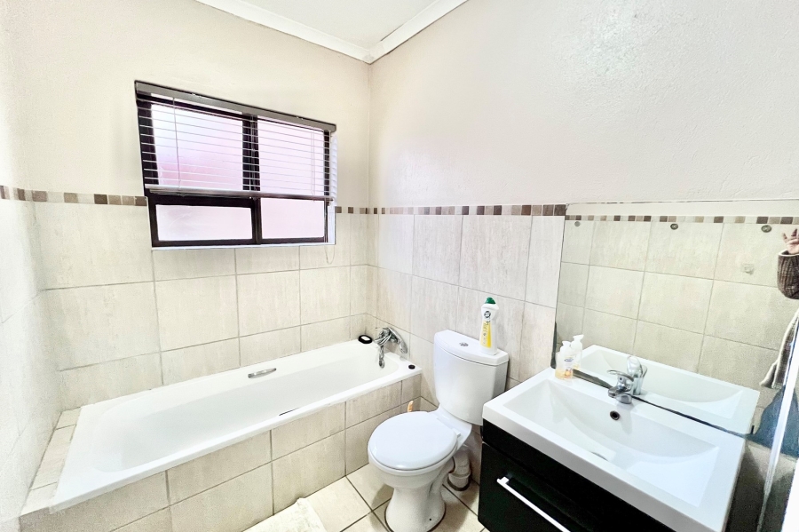 To Let 4 Bedroom Property for Rent in Noordwyk Gauteng