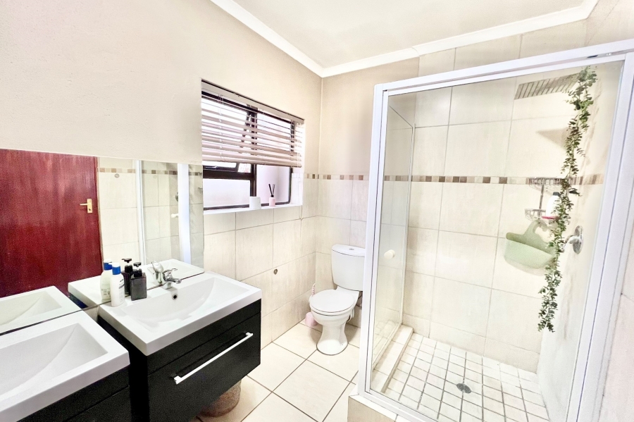 To Let 4 Bedroom Property for Rent in Noordwyk Gauteng