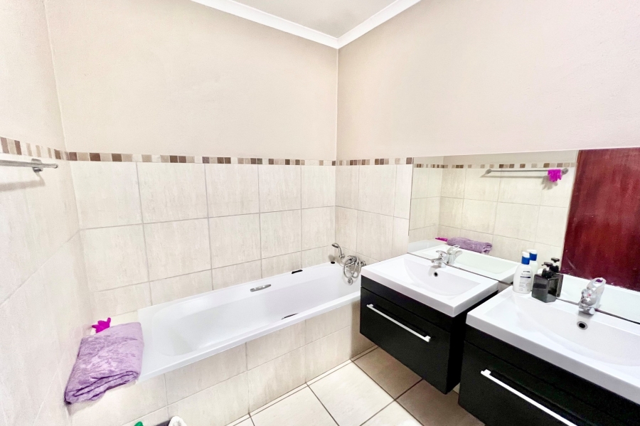 To Let 4 Bedroom Property for Rent in Noordwyk Gauteng