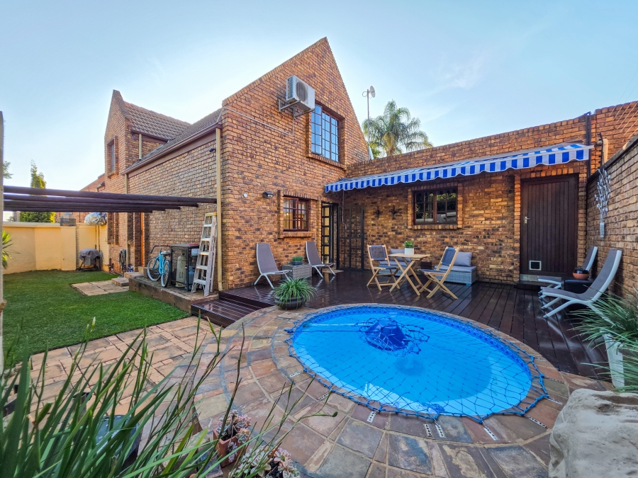 4 Bedroom Property for Sale in Faerie Glen Gauteng