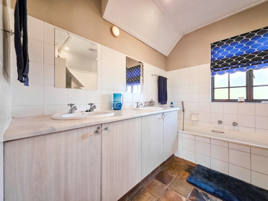 4 Bedroom Property for Sale in Faerie Glen Gauteng