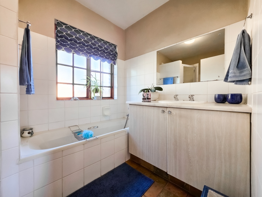 4 Bedroom Property for Sale in Faerie Glen Gauteng