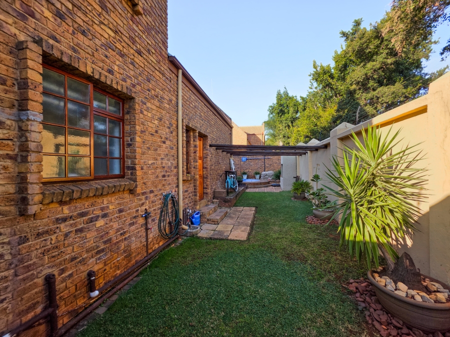4 Bedroom Property for Sale in Faerie Glen Gauteng