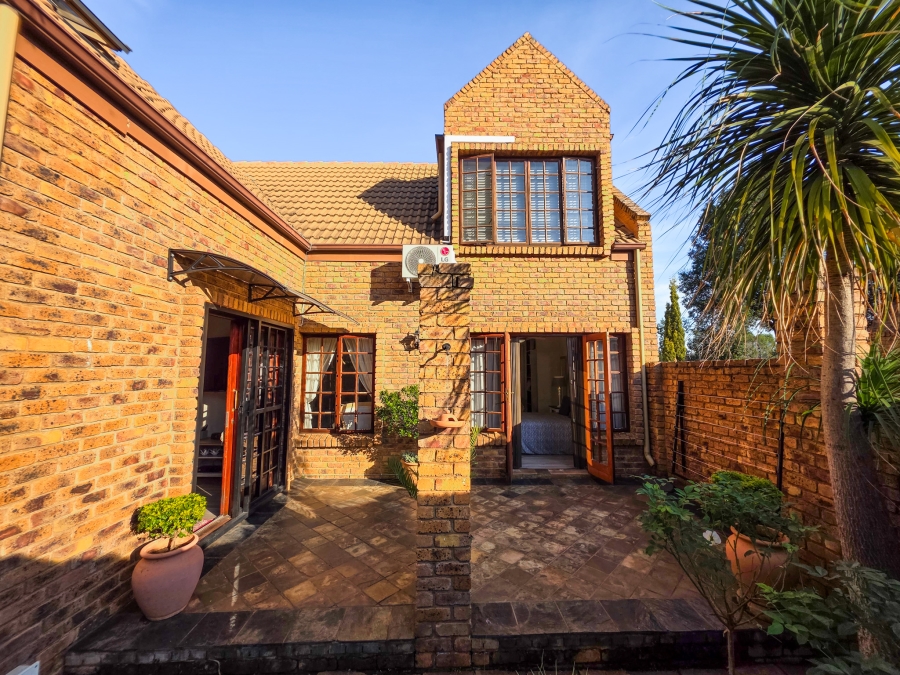 4 Bedroom Property for Sale in Faerie Glen Gauteng