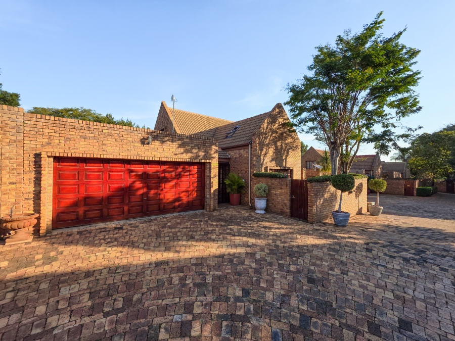 4 Bedroom Property for Sale in Faerie Glen Gauteng