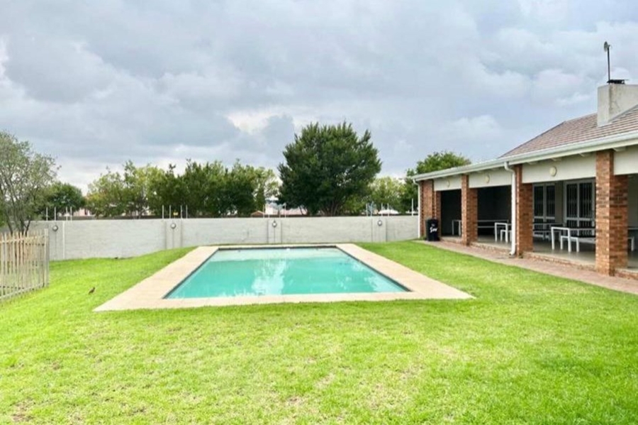 To Let 2 Bedroom Property for Rent in Blue Hills Gauteng