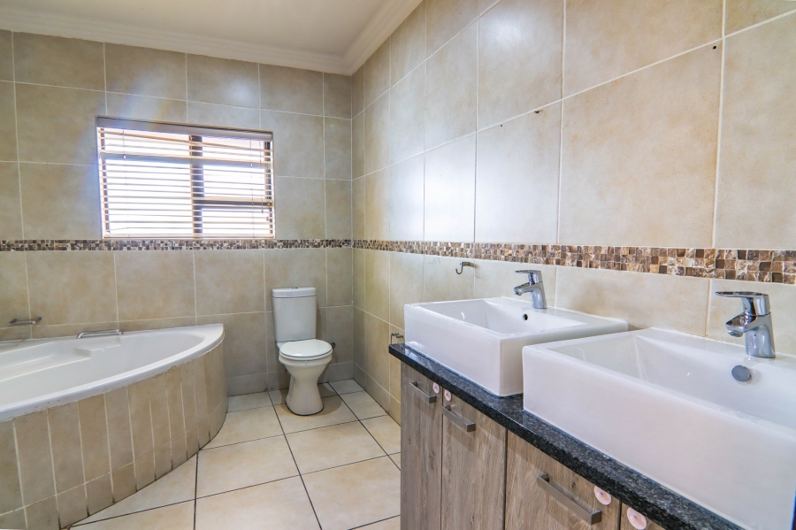4 Bedroom Property for Sale in Thatchfield Estate Gauteng