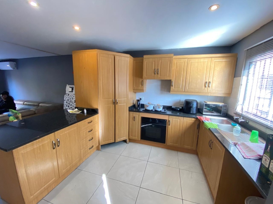 2 Bedroom Property for Sale in Gezina Gauteng