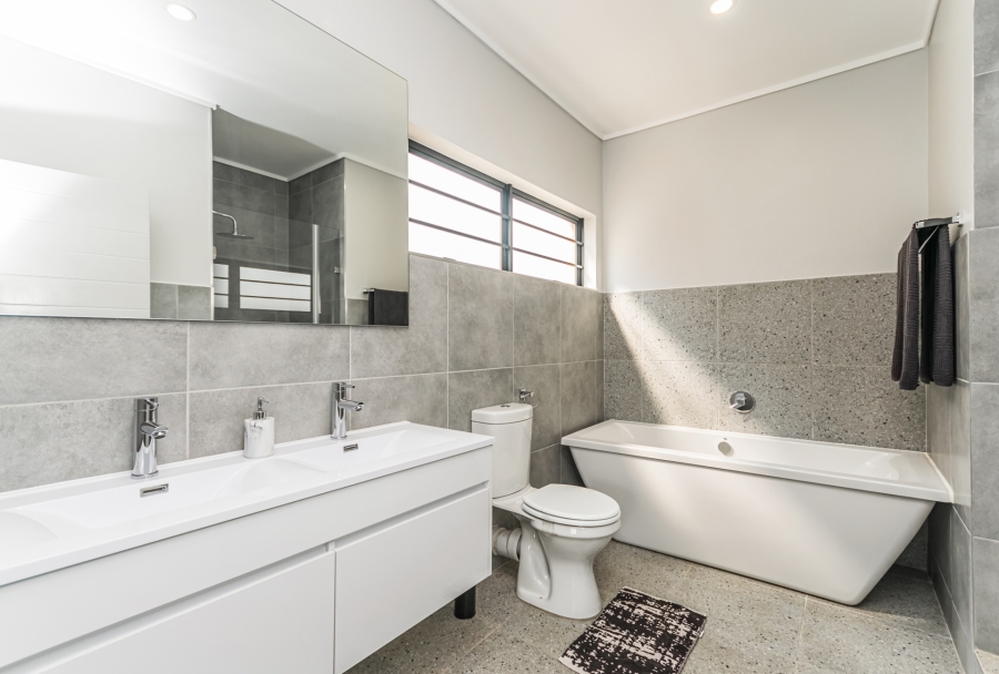 4 Bedroom Property for Sale in Amberfield Gauteng