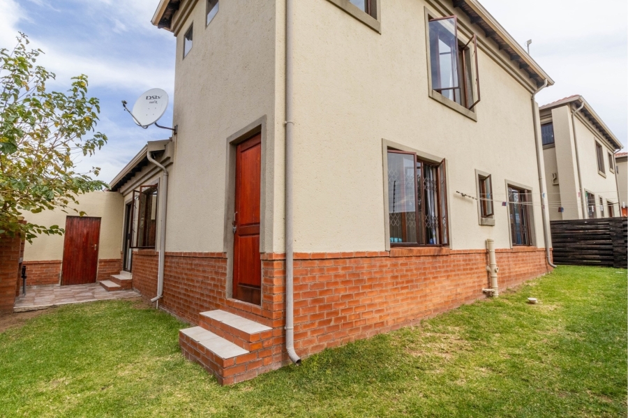 4 Bedroom Property for Sale in Noordwyk Gauteng