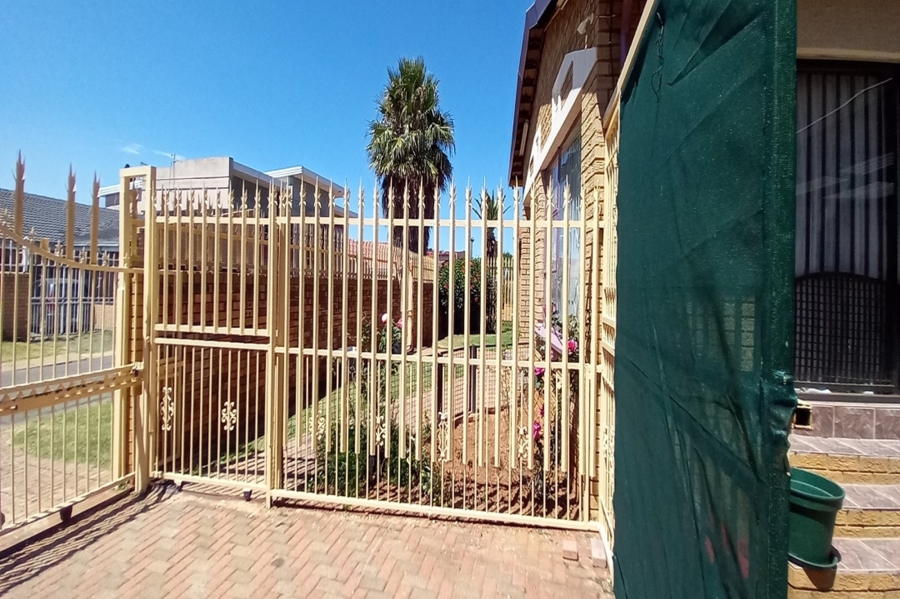3 Bedroom Property for Sale in Lenasia South Gauteng