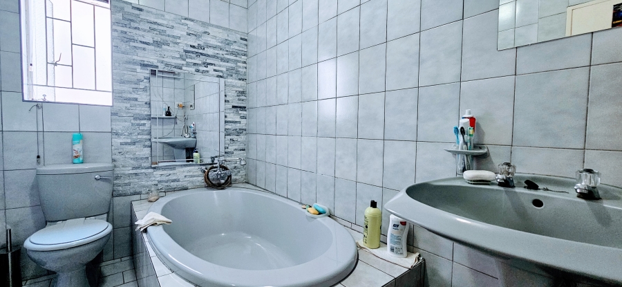 3 Bedroom Property for Sale in Three Rivers Proper Gauteng
