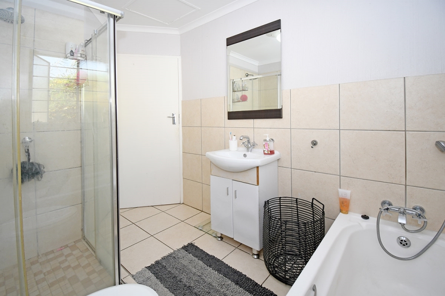 2 Bedroom Property for Sale in Sonneglans Gauteng