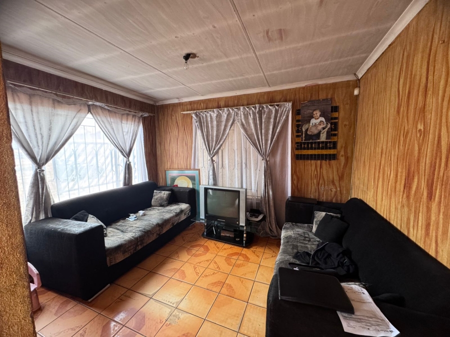 4 Bedroom Property for Sale in Clayville Gauteng