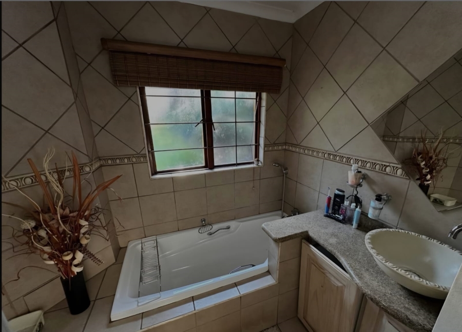 To Let 4 Bedroom Property for Rent in Waverley Gauteng