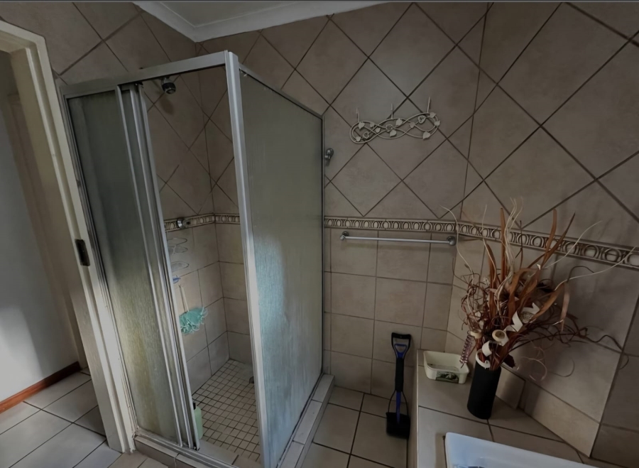 To Let 4 Bedroom Property for Rent in Waverley Gauteng
