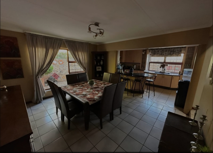 To Let 4 Bedroom Property for Rent in Waverley Gauteng