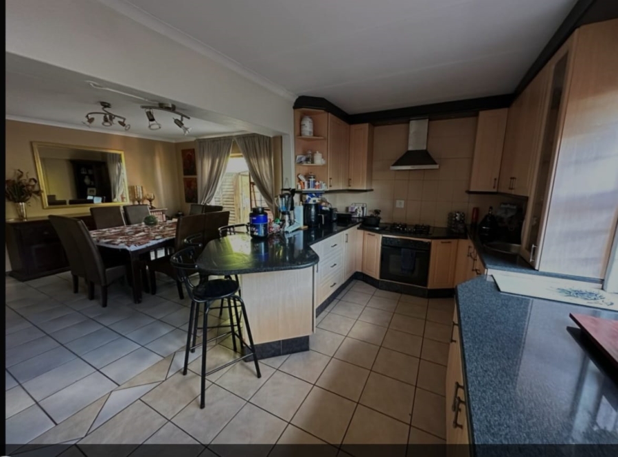 To Let 4 Bedroom Property for Rent in Waverley Gauteng