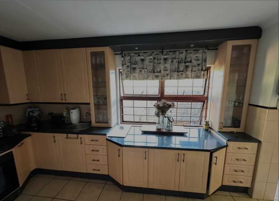 To Let 4 Bedroom Property for Rent in Waverley Gauteng