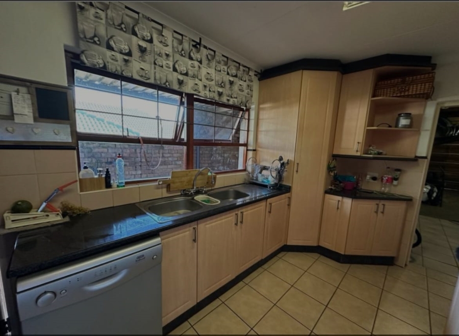 To Let 4 Bedroom Property for Rent in Waverley Gauteng
