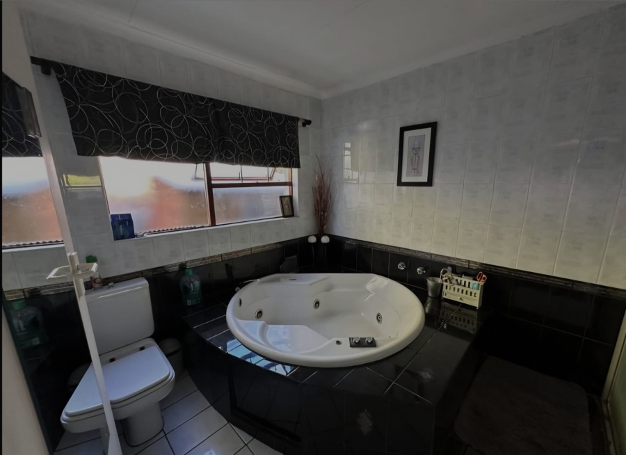 To Let 4 Bedroom Property for Rent in Waverley Gauteng