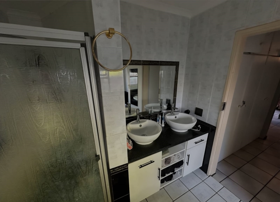 To Let 4 Bedroom Property for Rent in Waverley Gauteng