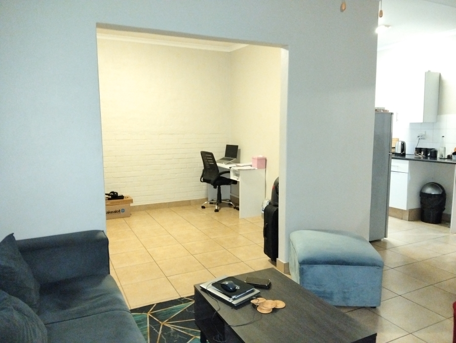 To Let 1 Bedroom Property for Rent in Emmarentia Gauteng
