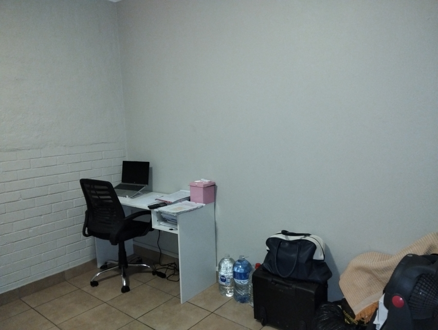 To Let 1 Bedroom Property for Rent in Emmarentia Gauteng
