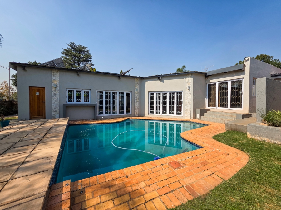 5 Bedroom Property for Sale in Faerie Glen Gauteng
