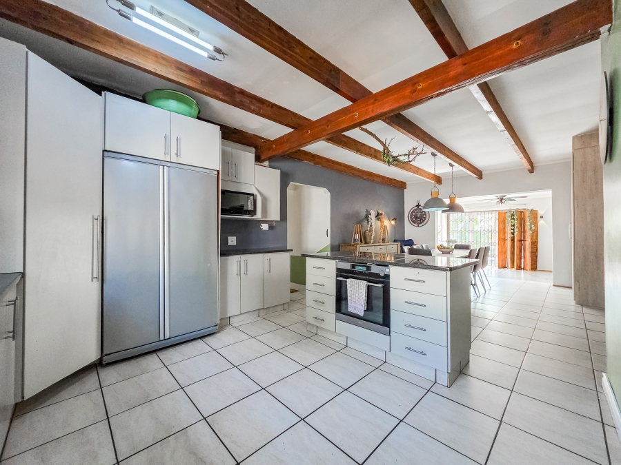 5 Bedroom Property for Sale in Faerie Glen Gauteng