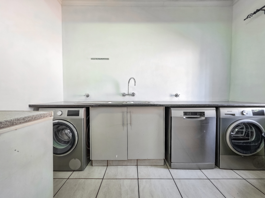 5 Bedroom Property for Sale in Faerie Glen Gauteng