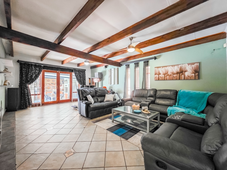 5 Bedroom Property for Sale in Faerie Glen Gauteng
