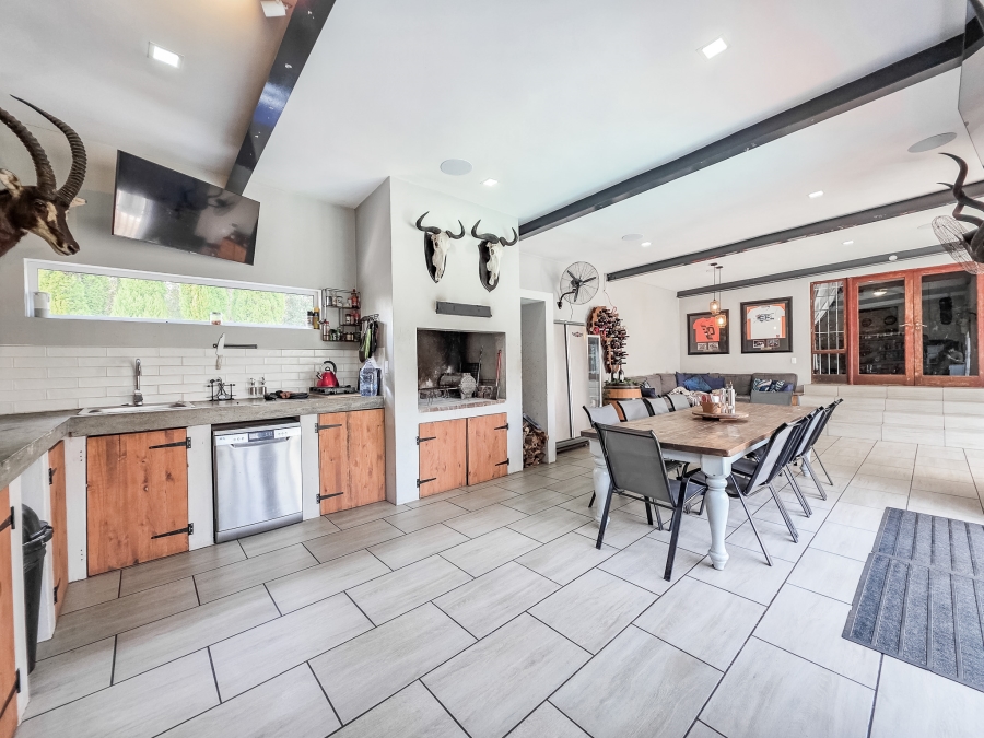 5 Bedroom Property for Sale in Faerie Glen Gauteng