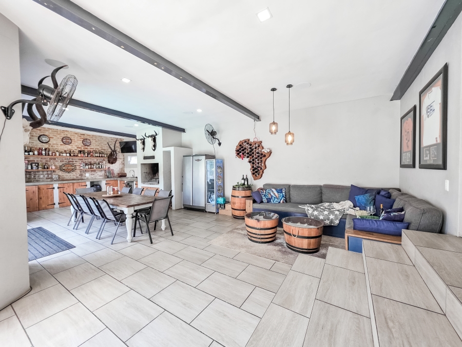 5 Bedroom Property for Sale in Faerie Glen Gauteng